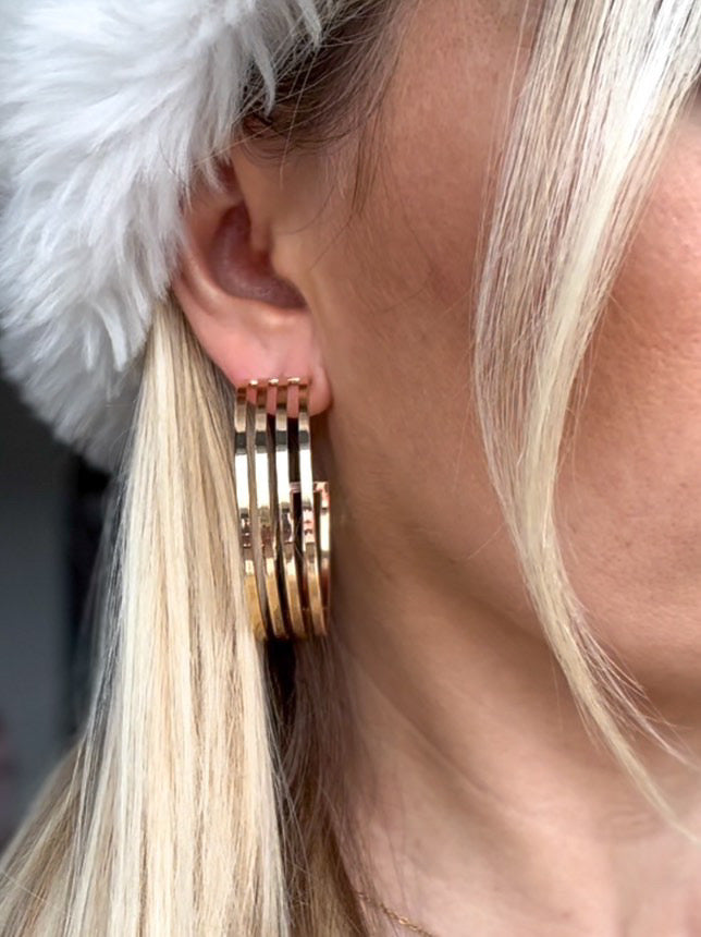 How to Style Jewellery for a Chic Winter Look with Seola.