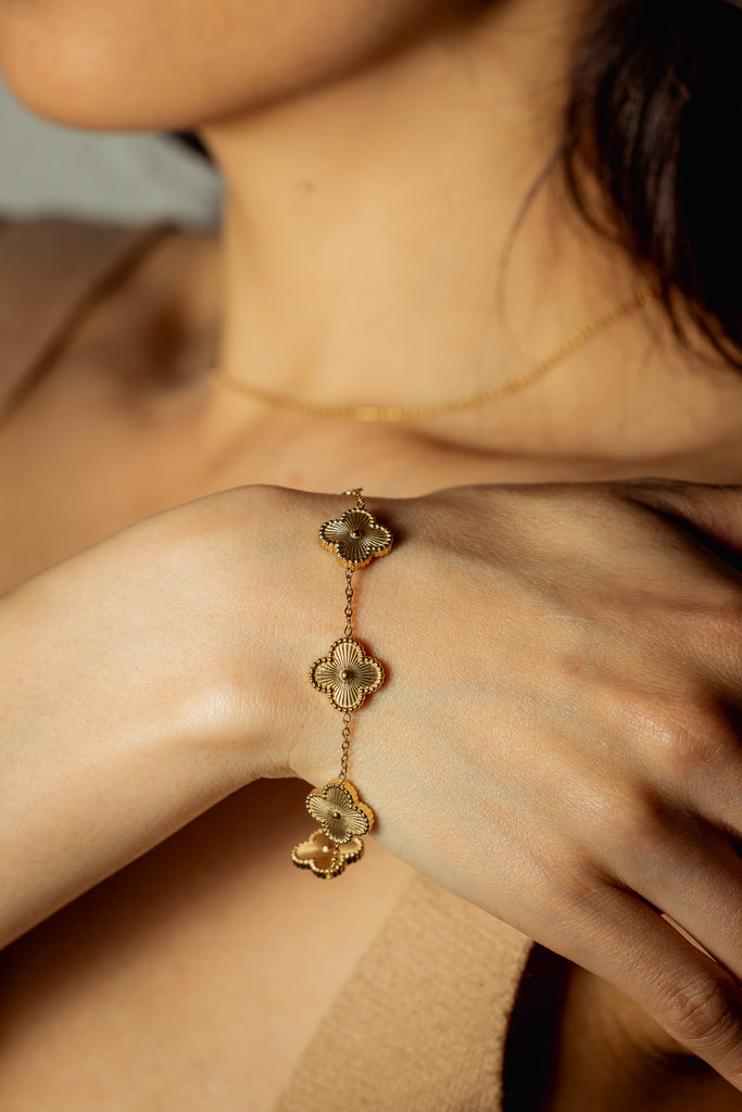 waterproof gold alhambra clover jewellery